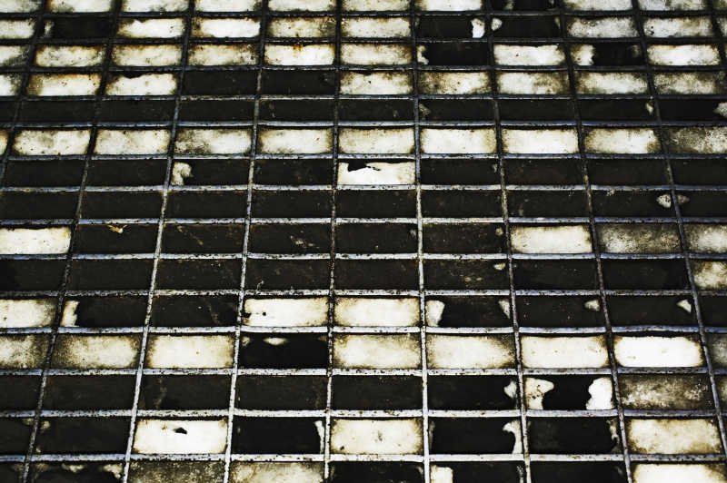 人行道上的冰金属光栅